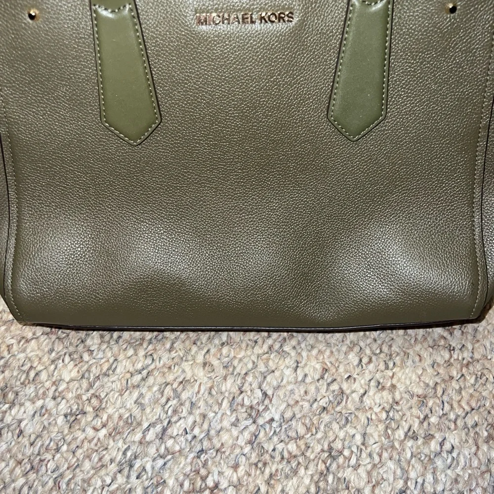Beautiful Green Michael Kors Purse - Picture 6 of 12